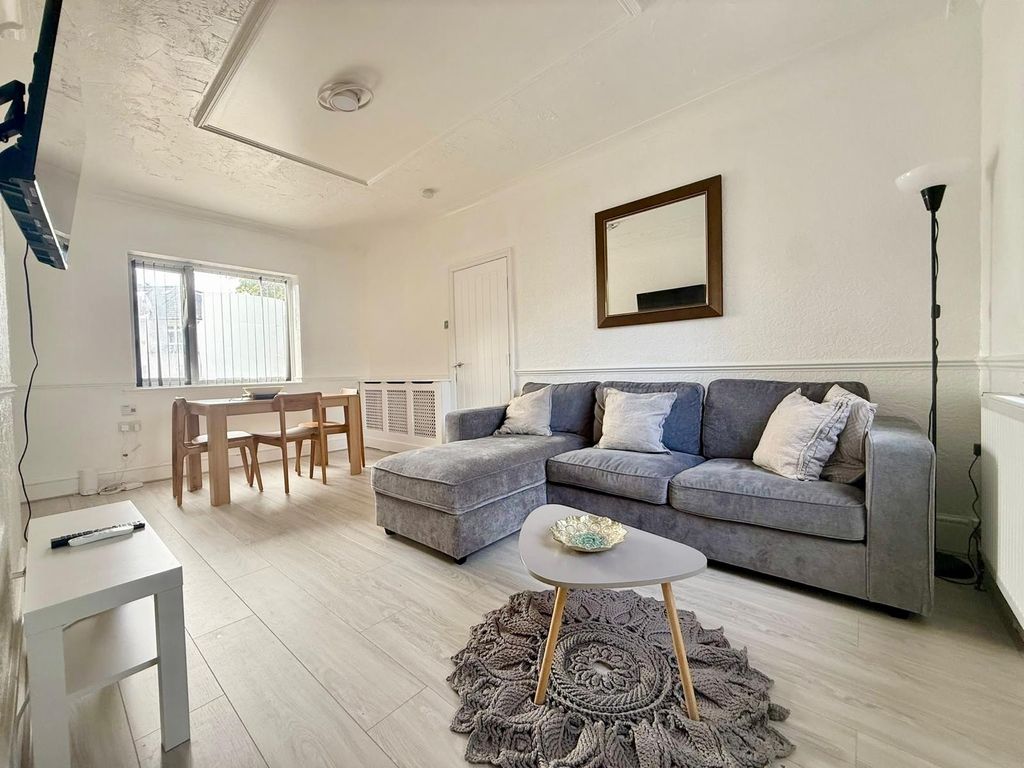 Property photo 1 of 25 3-Bedroom End Of Terrace House Near Goodmayes