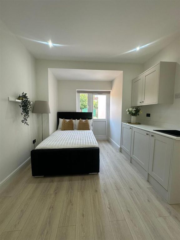 Property photo 2 of 9 Flat 2 Bedford Road Room.Jpg