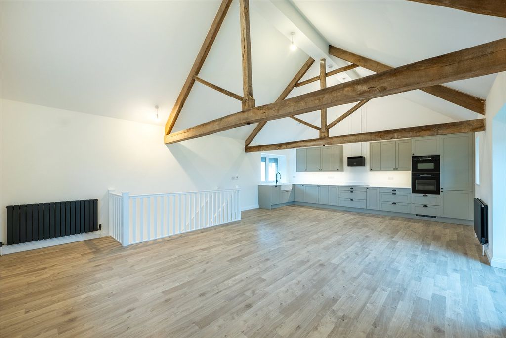 Property photo 3 of 7 Living/Kitchen