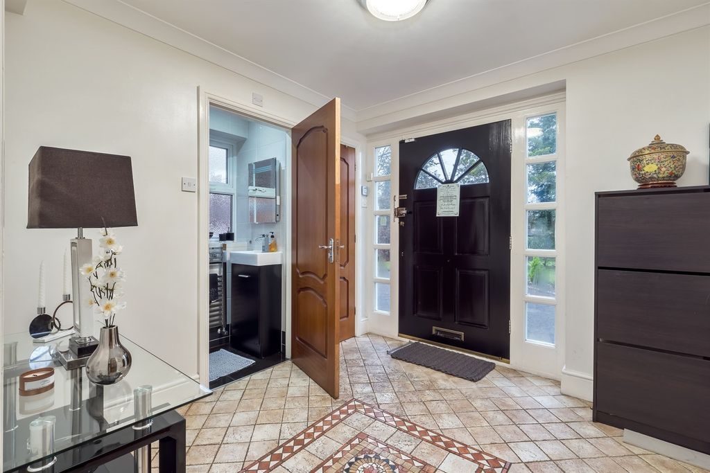 Property photo 3 of 18 Entrance Hall