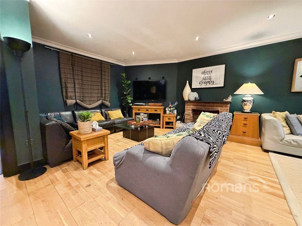 Property photo 3 of 18 Sitting Area