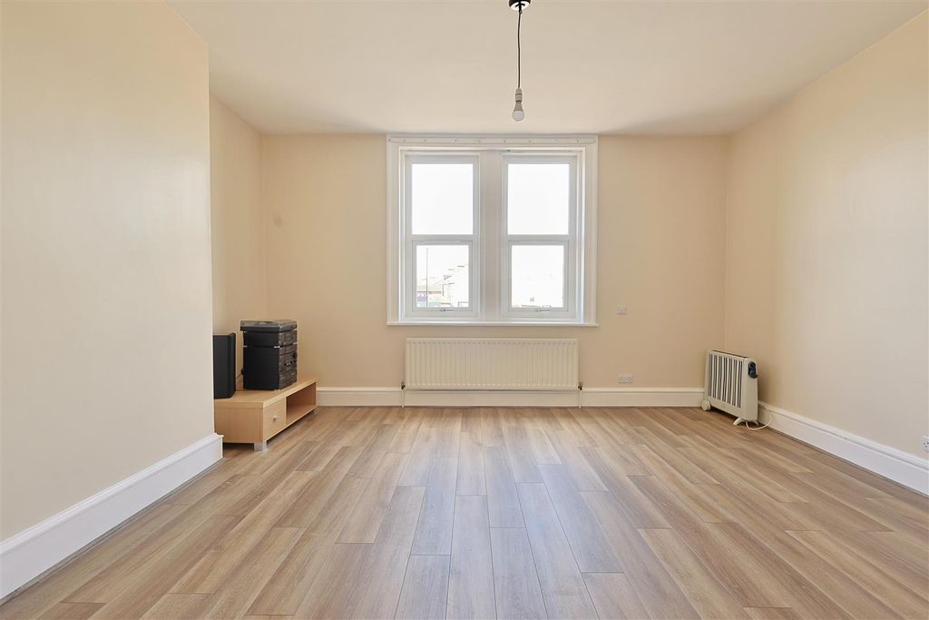 Property photo 2 of 15 6C753Cfa-7C29-4Cf8-8D7D-B7A20910E247_1_201_A.Jpeg