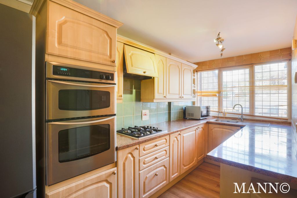 Property photo 3 of 11 Kitchen