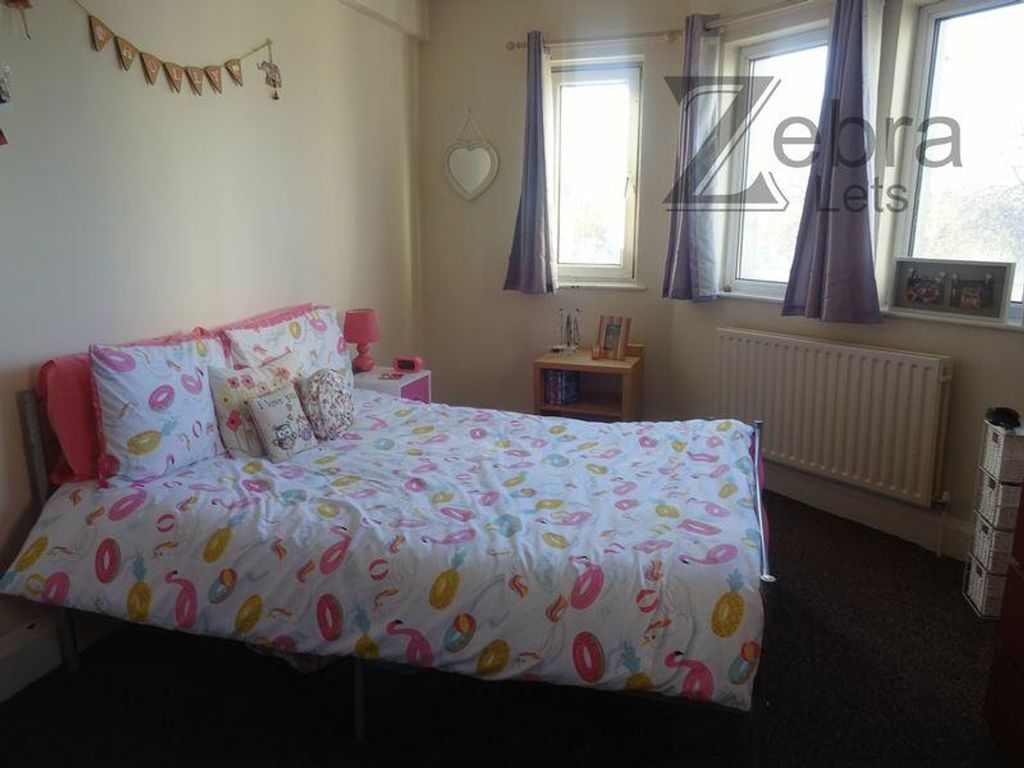 Property photo 1 of 13 A Bright And Inviting Double Bedroom Featuring Goo...