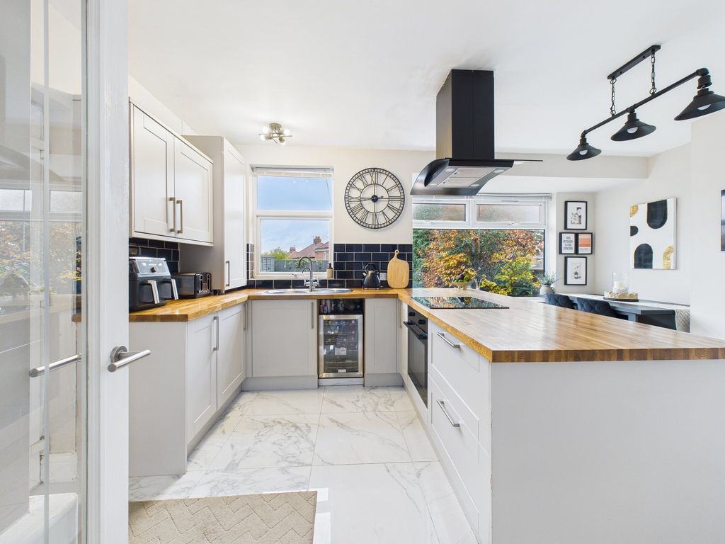 Property photo 3 of 11 Kitchen