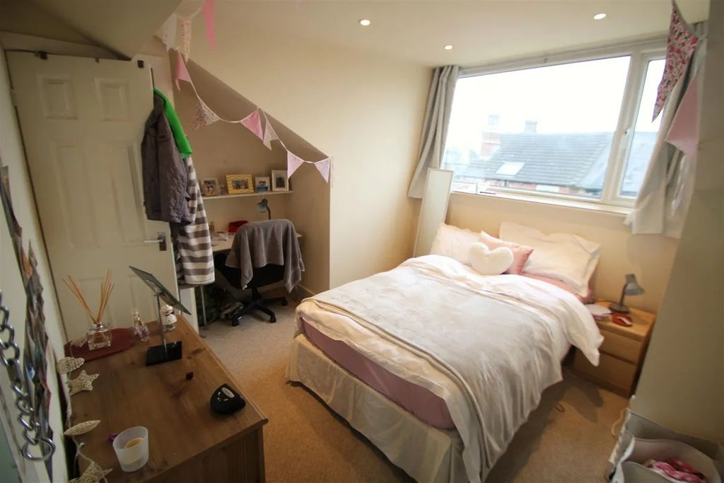 Property photo 2 of 8 A Cozy And Well-Lit Double Bedroom Featuring A Com...