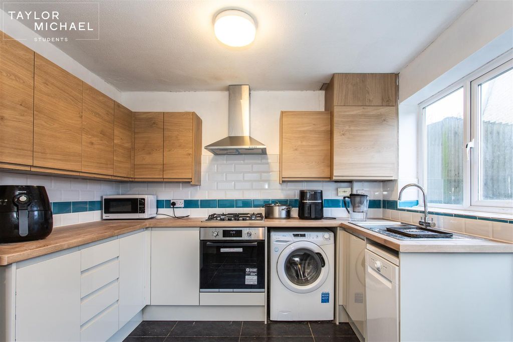 Property photo 1 of 17 Kitchen