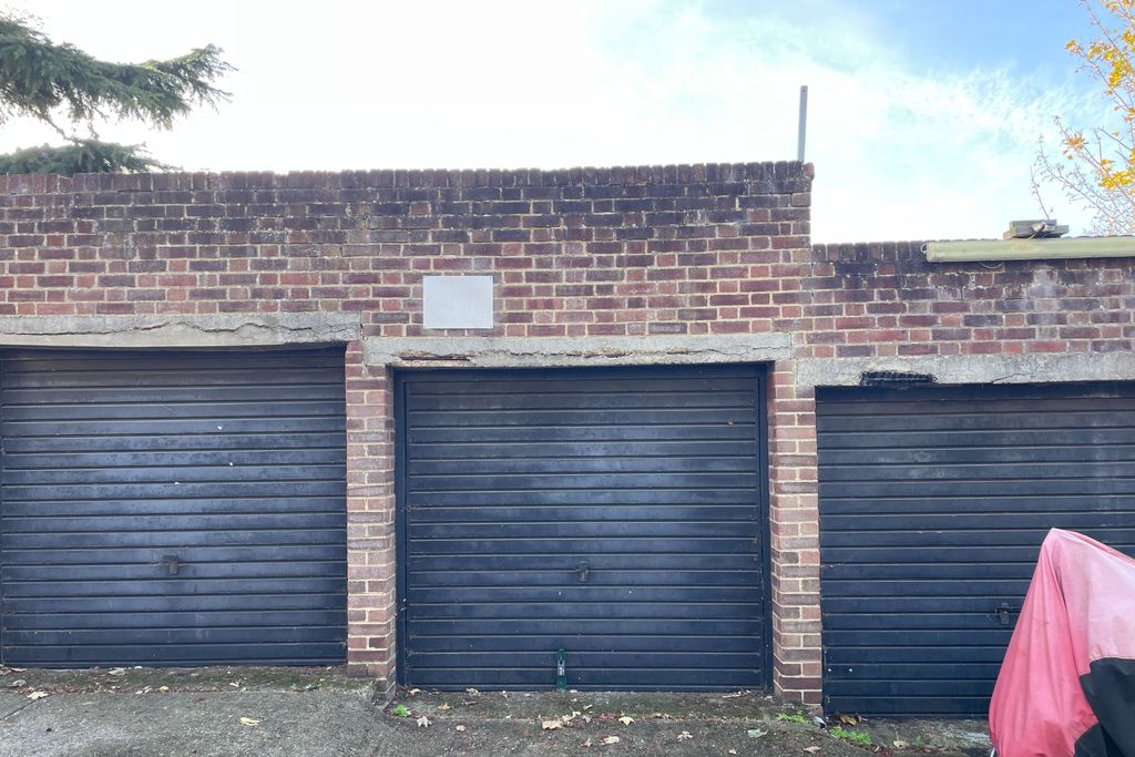 Property photo 1 of 4 Garage 7 Hilltop Court, 345 Grange Road, Norwood, London Se19 3Bx