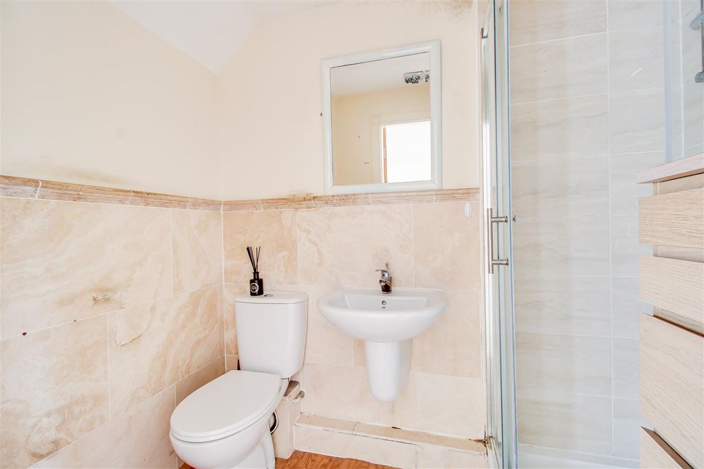 Property photo 2 of 12 En Suite Shower Room