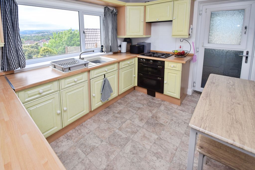 Property photo 3 of 12 0B5A7B1c-Kitchen