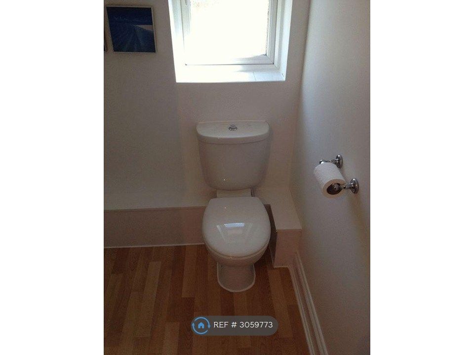 Property photo 3 of 9 Bathroom.