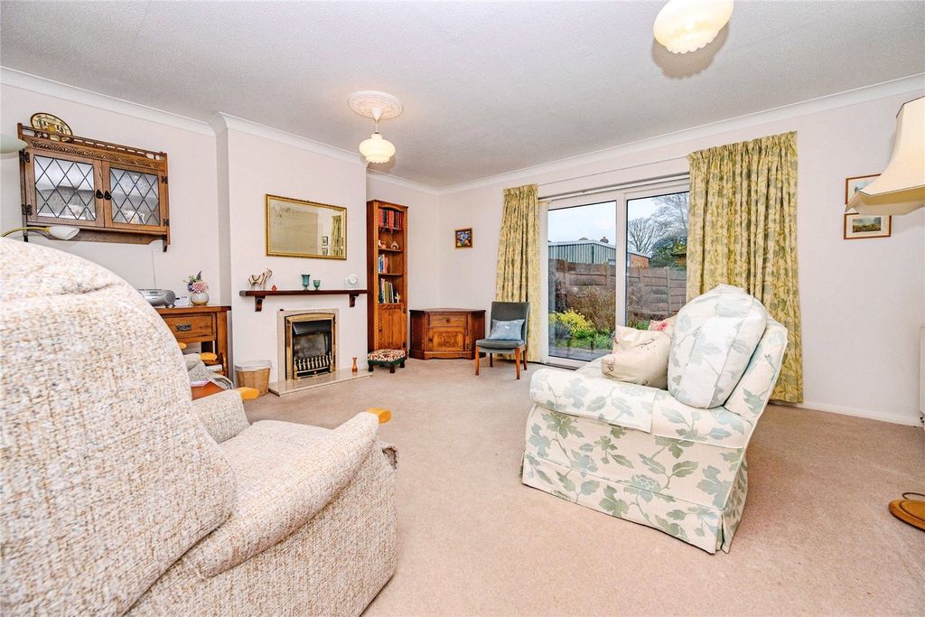 Property photo 3 of 16 Lounge