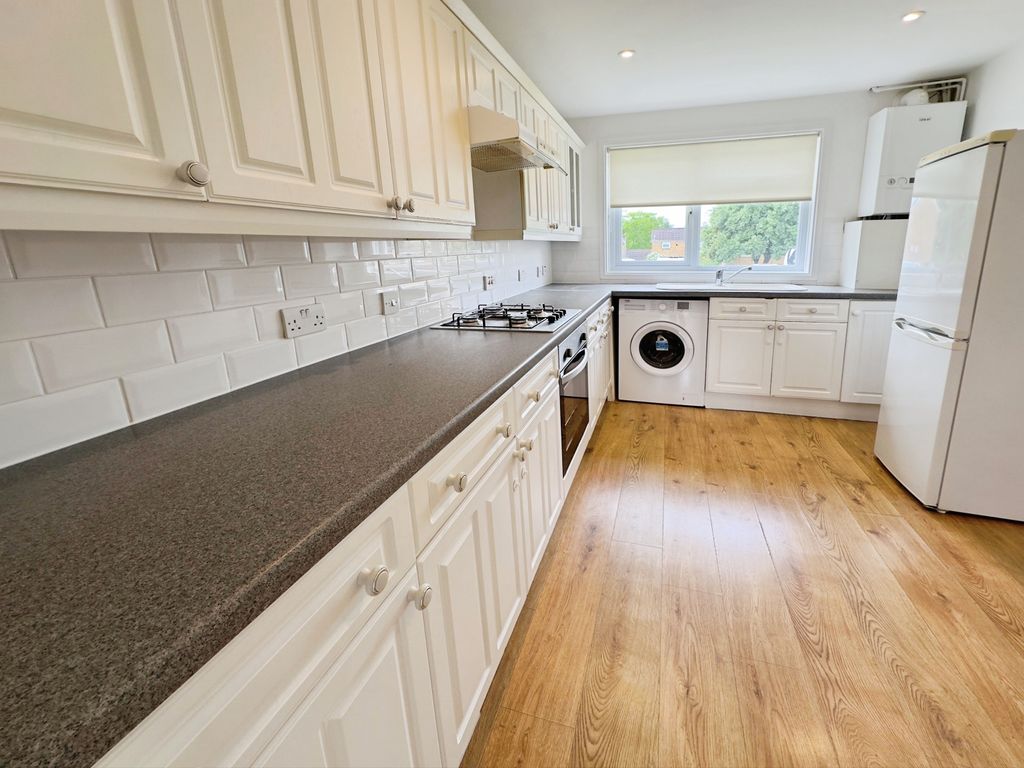 Property photo 3 of 8 Kitchen
