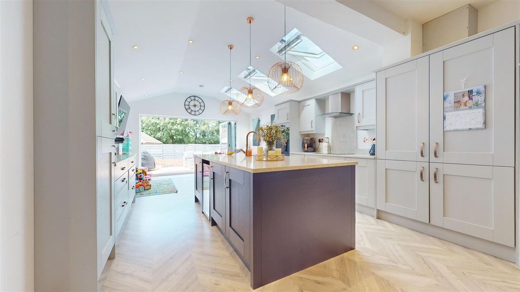 Property photo 2 of 27 Doulton Street Kitchen