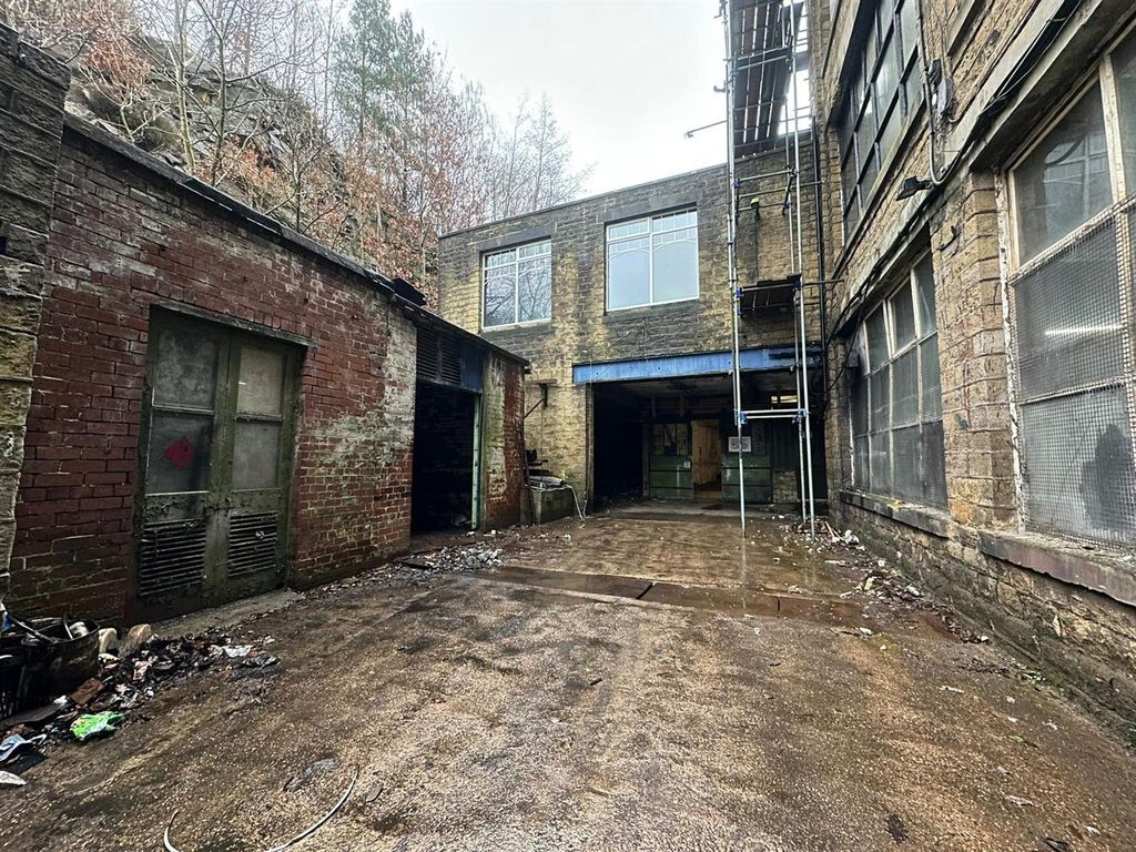 Property photo 1 of 16 Unit 10, Colne Valley Business Park