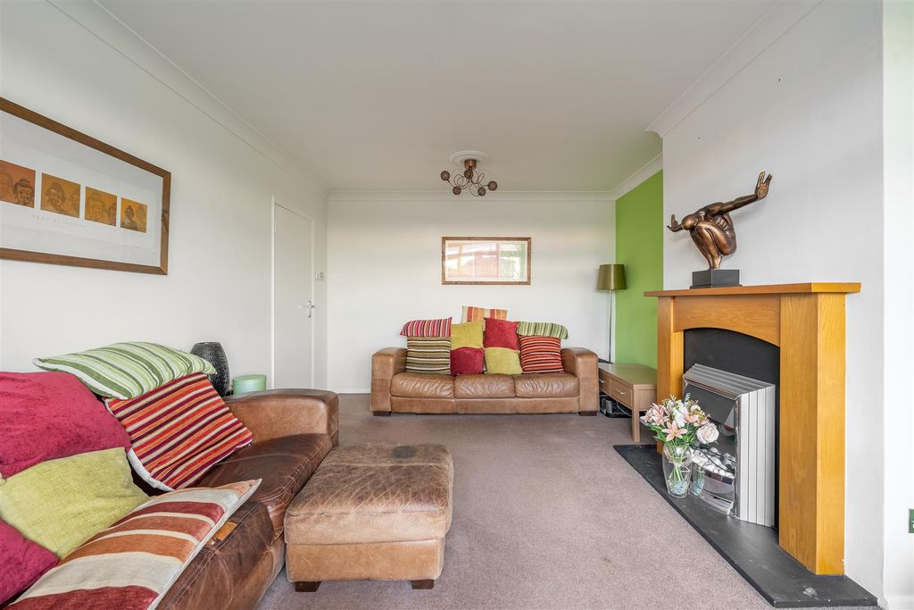 Property photo 3 of 22 Onslow Close E4