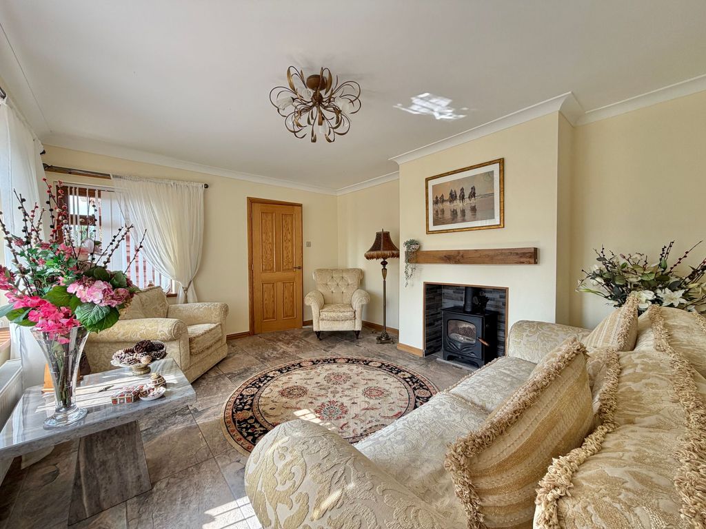 Property photo 3 of 16 Lounge