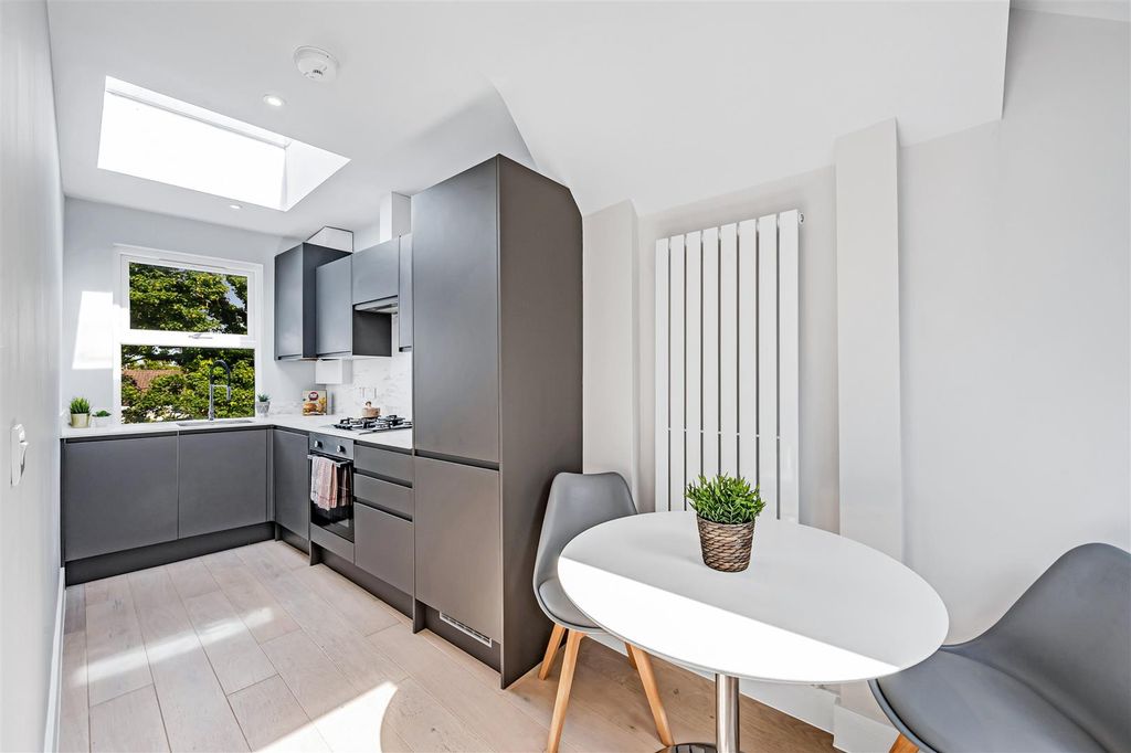 Property photo 2 of 11 Flat 3, 16 Brouncker Road-7.Jpg