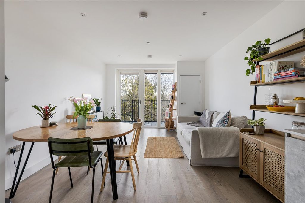 Property photo 2 of 24 Sutherland Road, E17