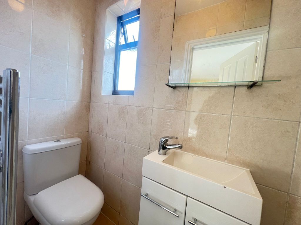 Property photo 3 of 4 Bathroom1