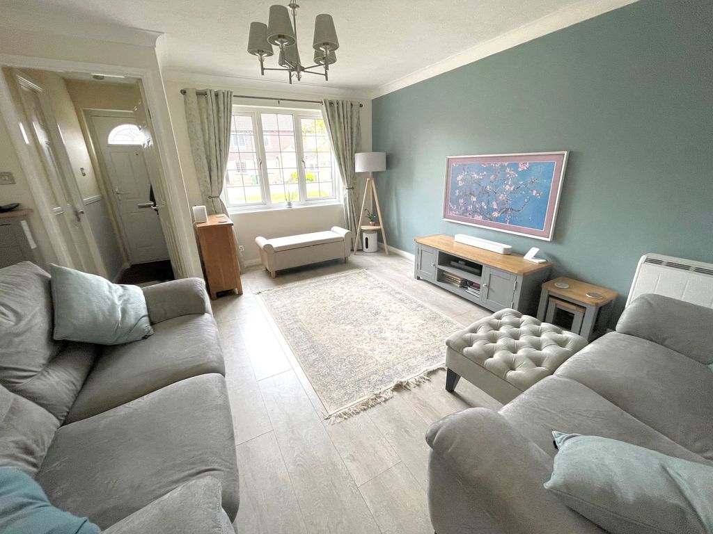 Property photo 2 of 16 5 Compass Close Lounge 1