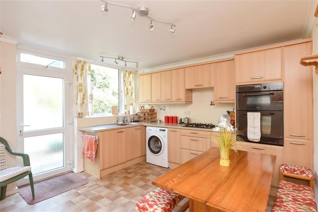 Property photo 3 of 11 Kitchen