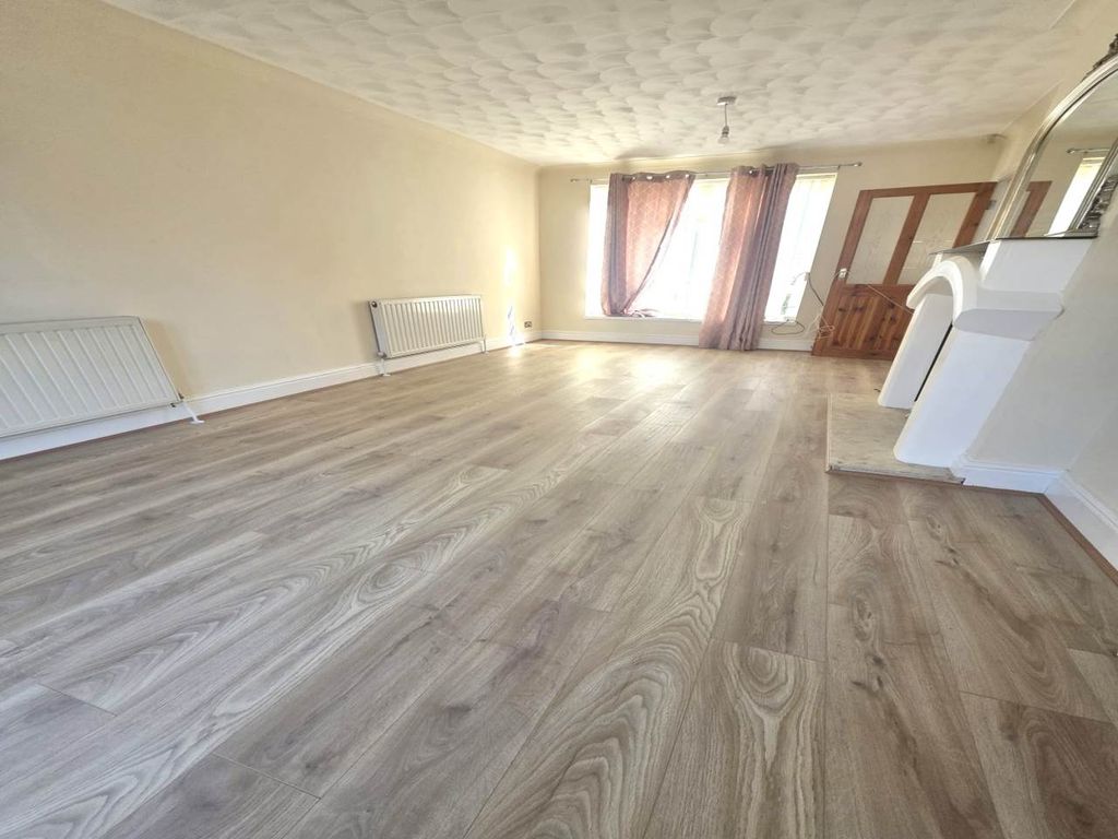 Property photo 2 of 8 10E65400-0619-4453-B414-De6F9Ae5710c