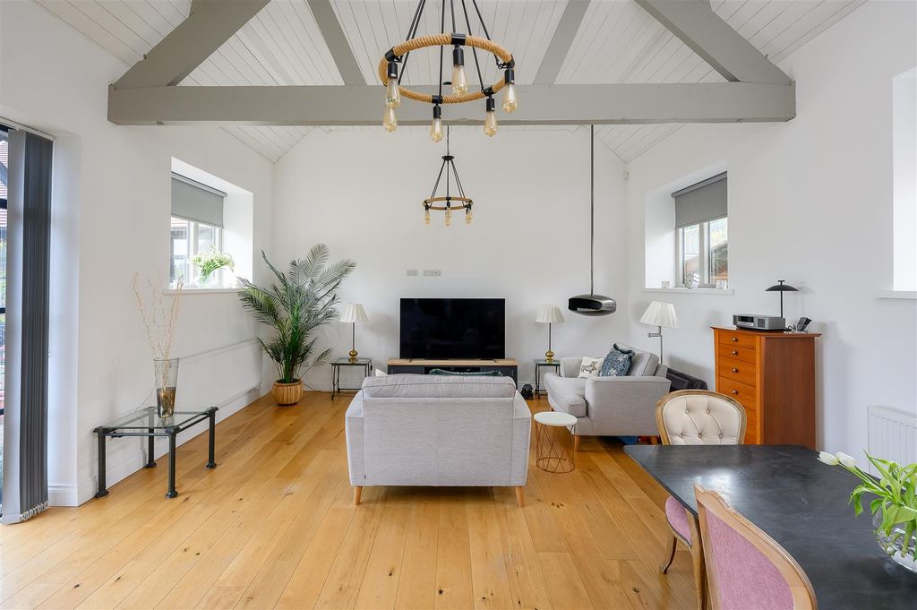 Property photo 2 of 33