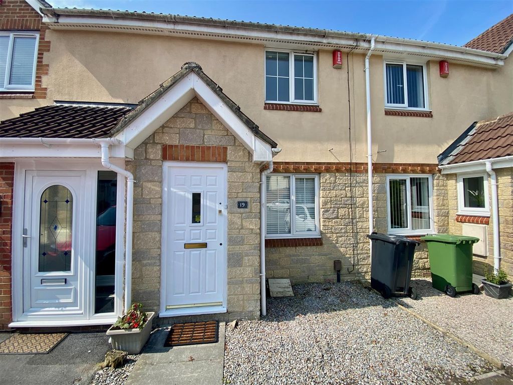 Property photo 1 of 12 Bridle Close