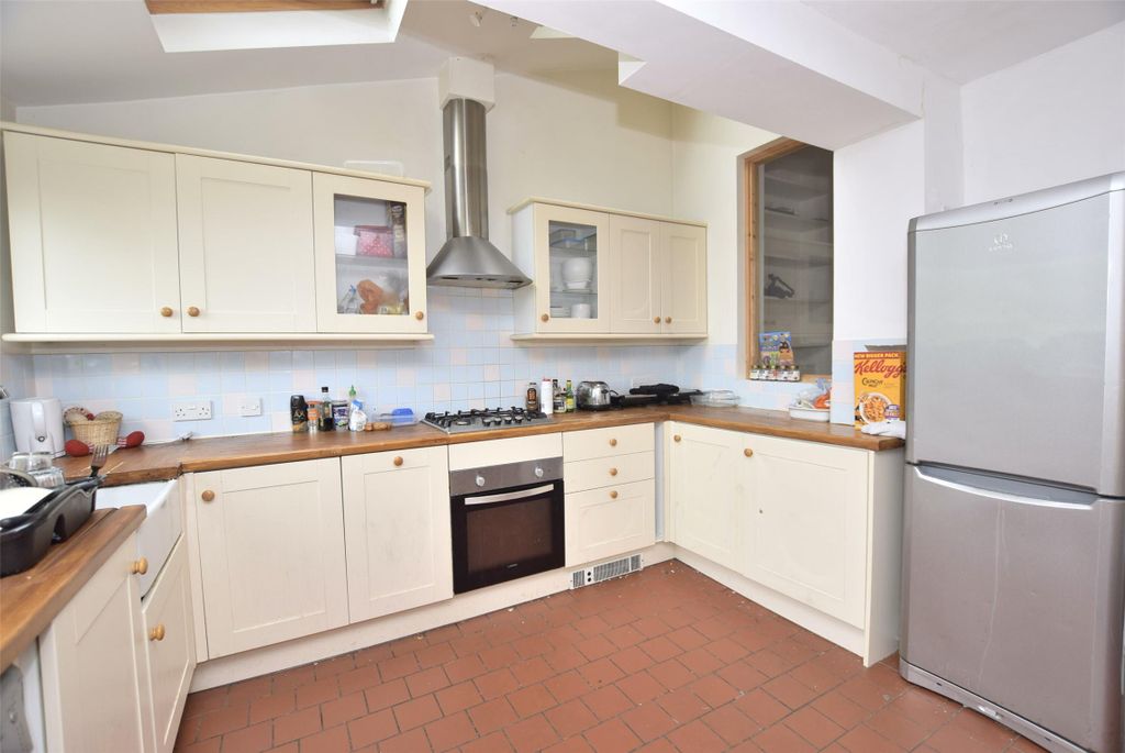 Property photo 2 of 12 Kitchen