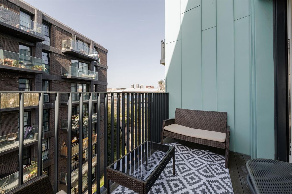 Property photo 2 of 30 Bundocks Walk, E3