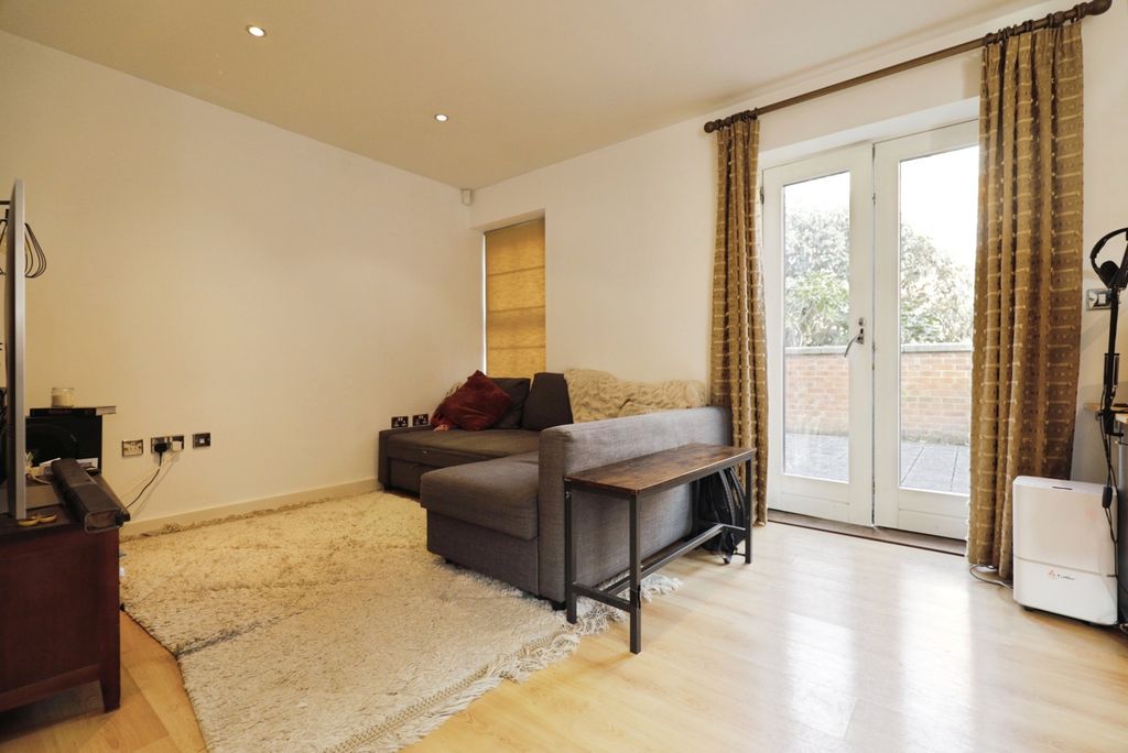 Property photo 2 of 15 Lounge