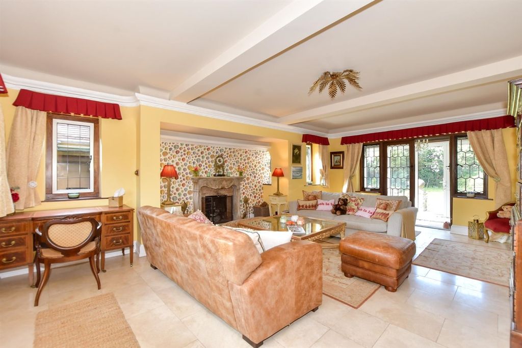 Property photo 2 of 21 Fitzroy Main Lounge