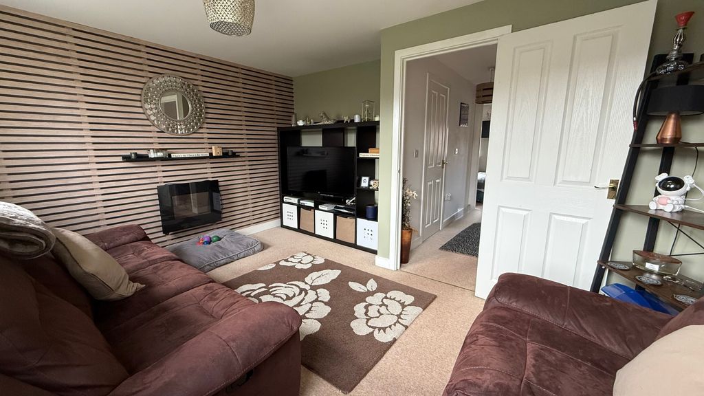 Property photo 3 of 17 Lounge