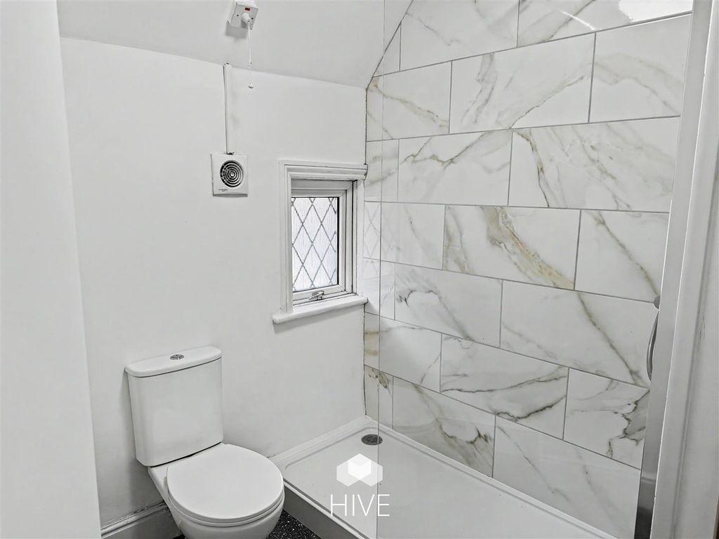 Property photo 3 of 18 Bathroom