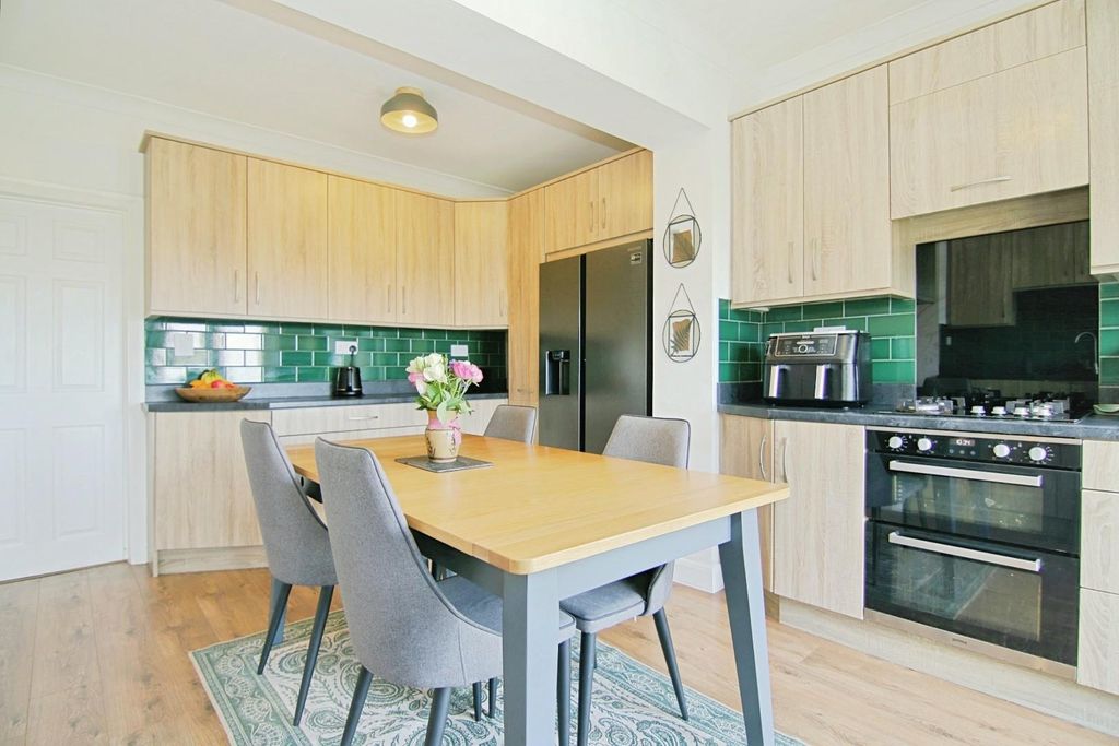 Property photo 2 of 21 Dining Kitchen