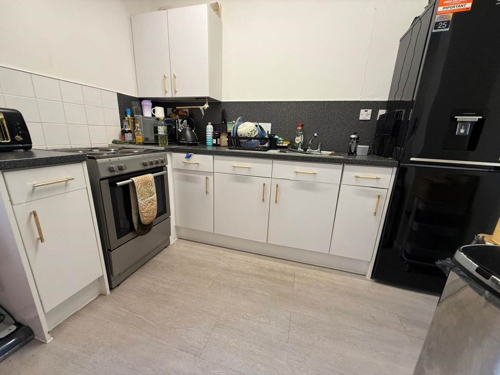 Property photo 2 of 10 Kitchen