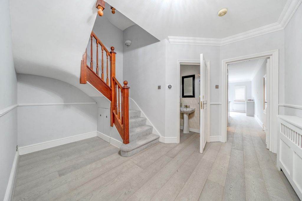 Property photo 2 of 19 1403211-10-697215...