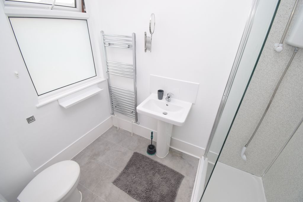 Property photo 2 of 8 Ensuite 3
