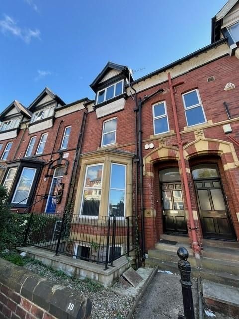 Property photo 3 of 18 Attractive Red-Brick Terraced Property With Bay Wi...