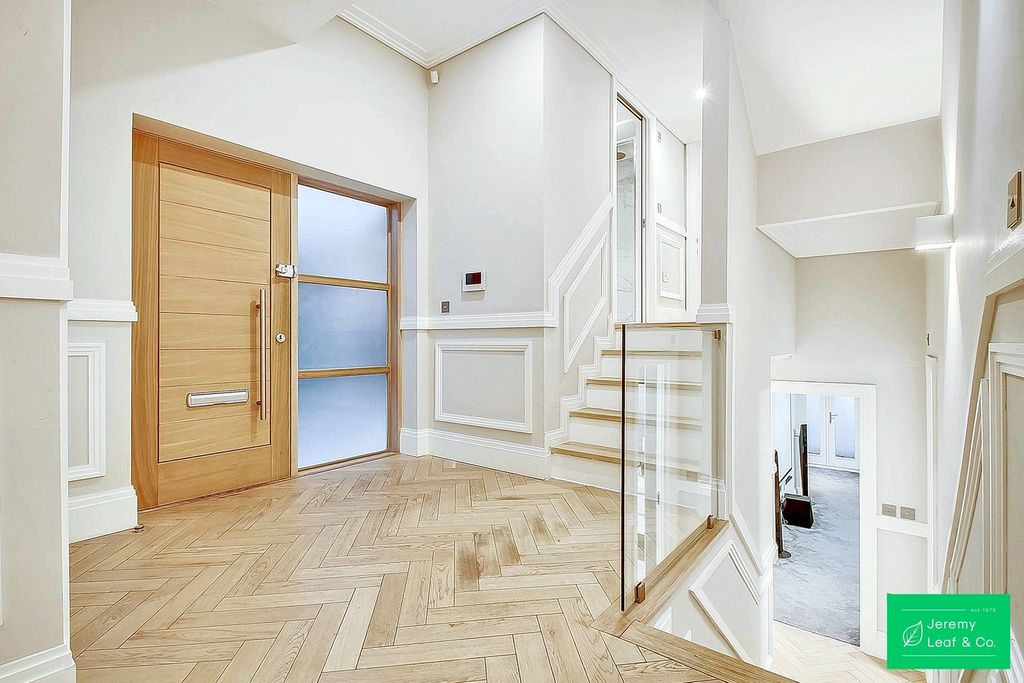 Property photo 2 of 27