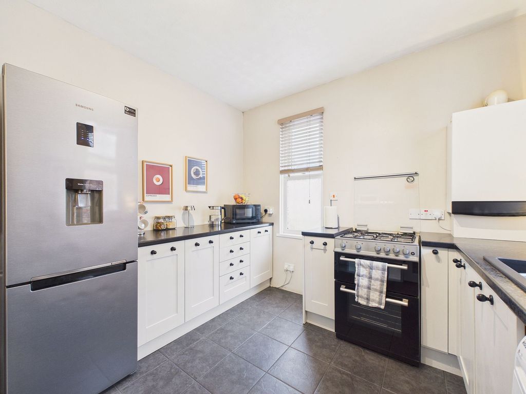 Property photo 3 of 10 Kitchen