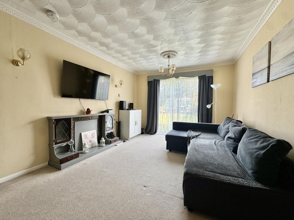 Property photo 3 of 18 Living Room