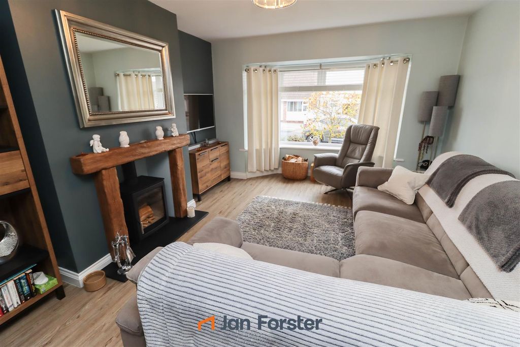 Property photo 2 of 17 Lounge