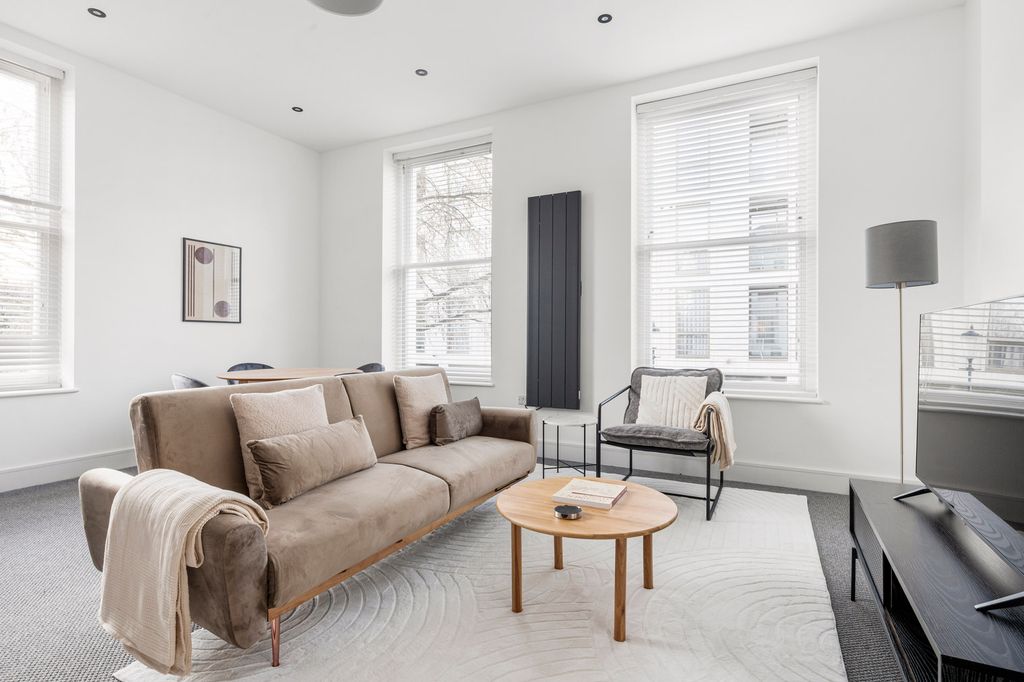 Property photo 1 of 20 Living Room