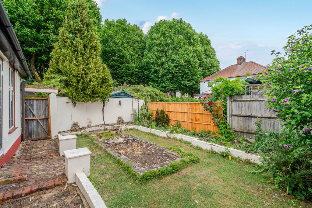 Property photo 3 of 12 1318900-9-686Bed6...
