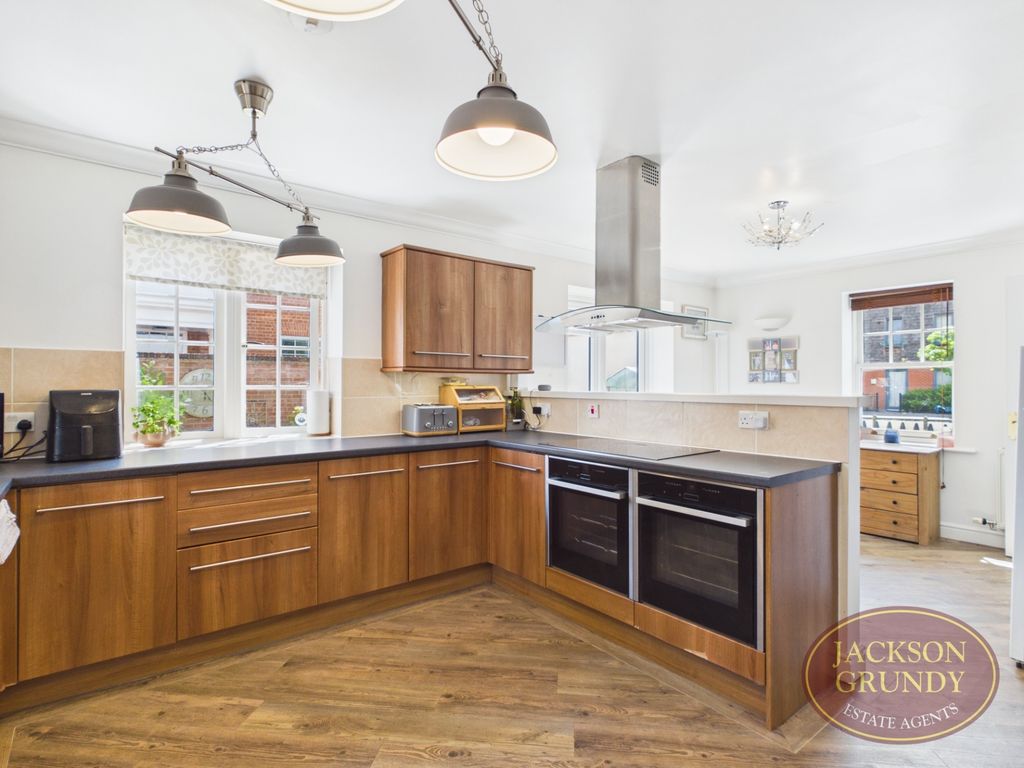 Property photo 2 of 21 Bassett Lowke Drive