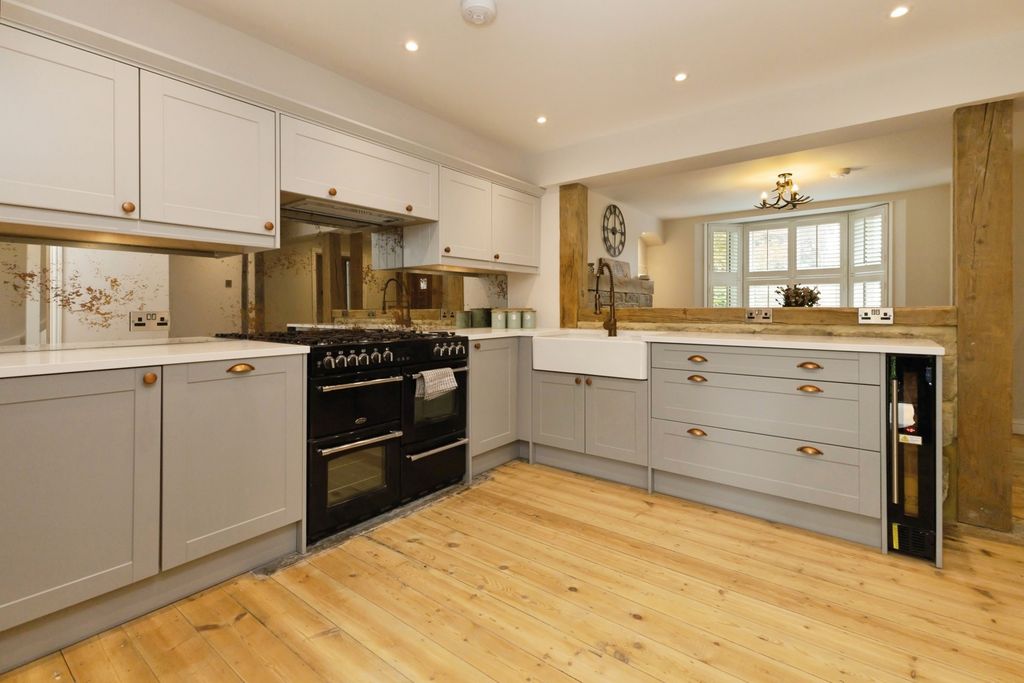 Property photo 3 of 17 Kitchen