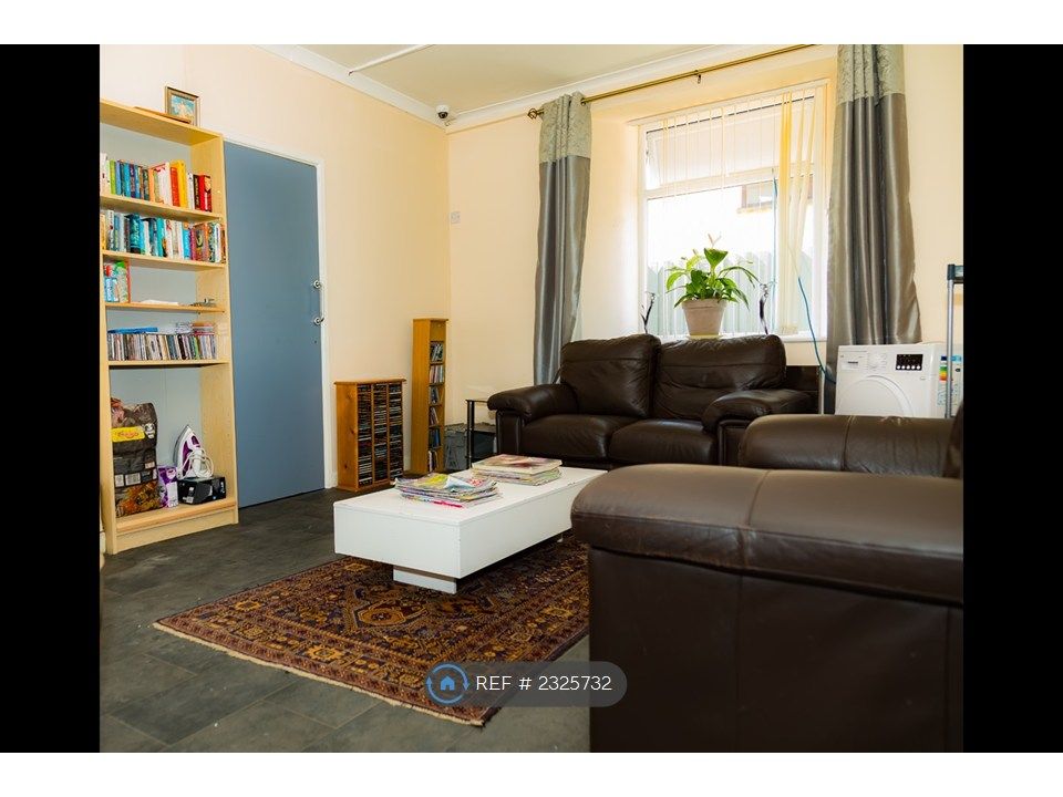 Property photo 2 of 17 Common Room