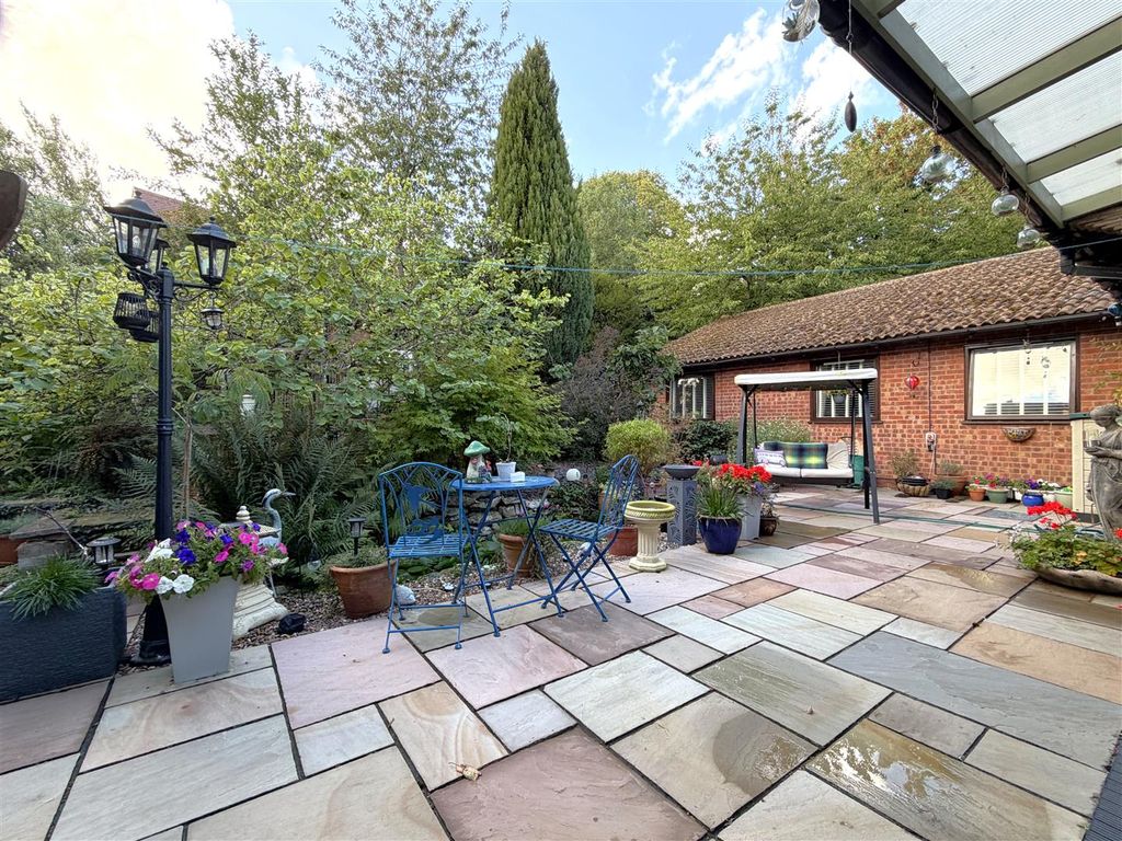 Property photo 3 of 32 Highly Private Mature Garden 750